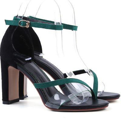 透明横带上斜跨一根细带做为装饰的高跟鞋