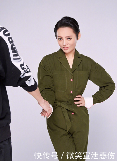 宁静因为耿直被热议，46岁的她打扮起来还是御姐，谁能说她老