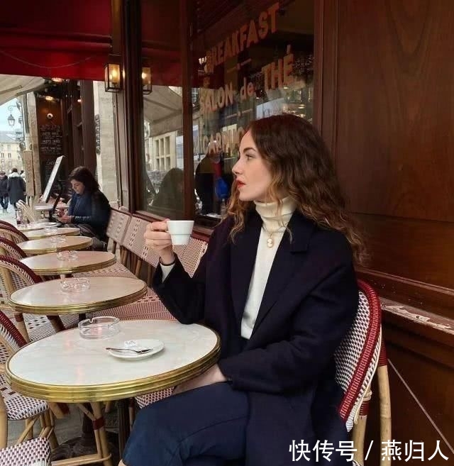  「适合」皮肤黑怎么穿？流行色不一定适合你，学刘雯、允儿穿这3个显白色