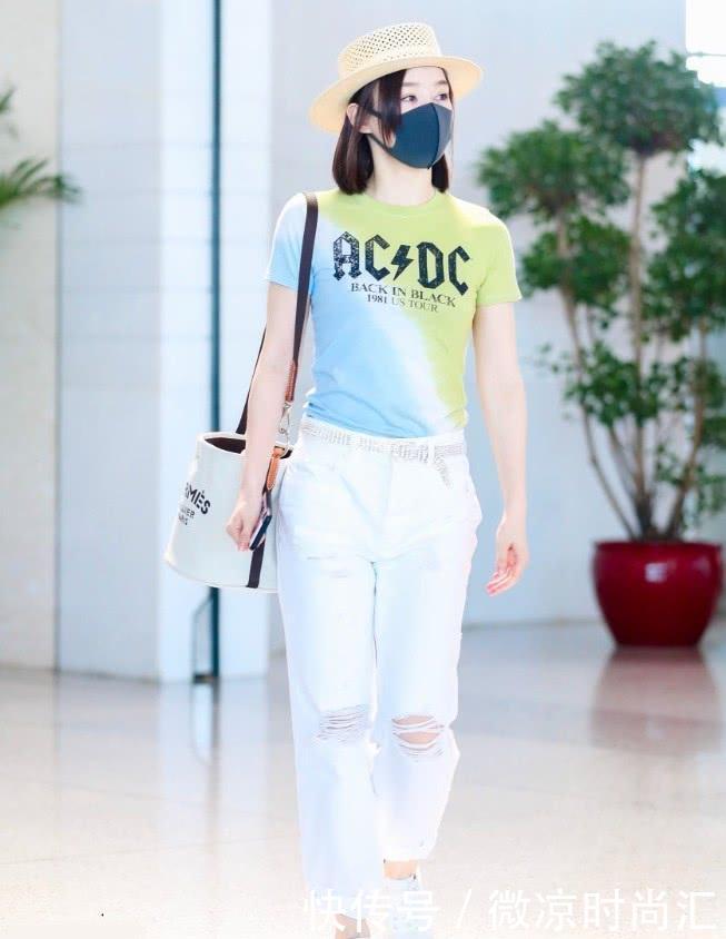 袁姗姗不愧是有马甲线的人，身材好的没话说，圆柱体的包包亮了！