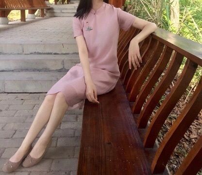 穿衣风格成迷的中年少女