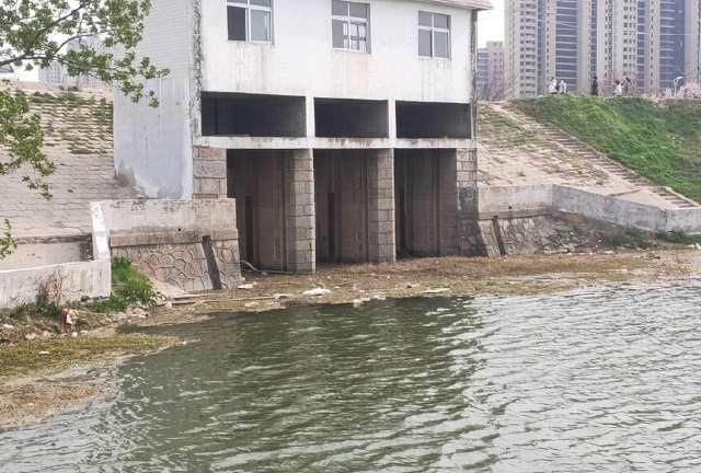 『主渠道内』闸口钓鱼小三样:微流水儿,溜墙根儿,钓到底儿