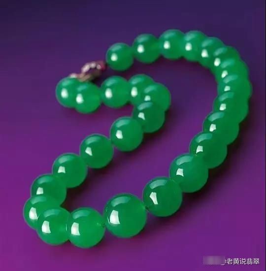  [手镯]不知道送爱人什么东西？别急！明白翡翠戒指、手镯的寓意，再去挑