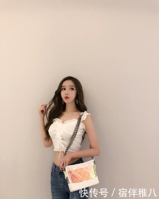  『气质』小姐姐穿紧身牛仔裤软萌乖巧，展现完美身材，高贵气质很迷人！