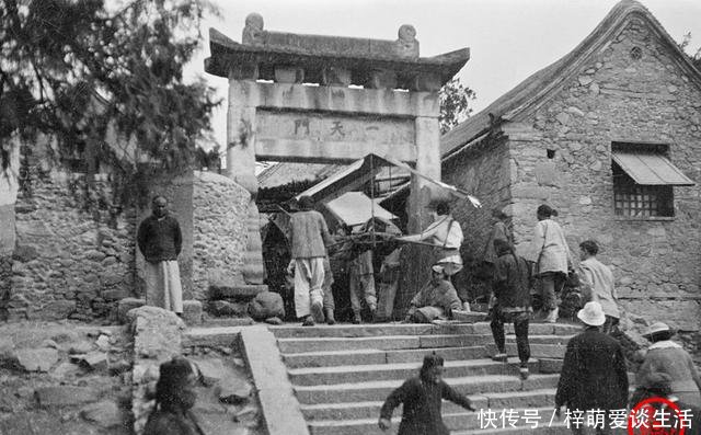  「徒步」百年前泰山老照片风景雄奇，小脚妇女徒步登山