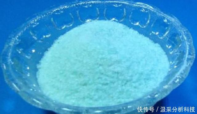 「盆土的酸碱」家庭金钱树出现缺铁性黄叶?给它喷点硫酸亚铁,新老叶变绿更茂盛