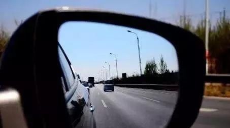 后车:在高速公路行车遇有车辆,想变换到你的车道上来时,你该怎么做呢?