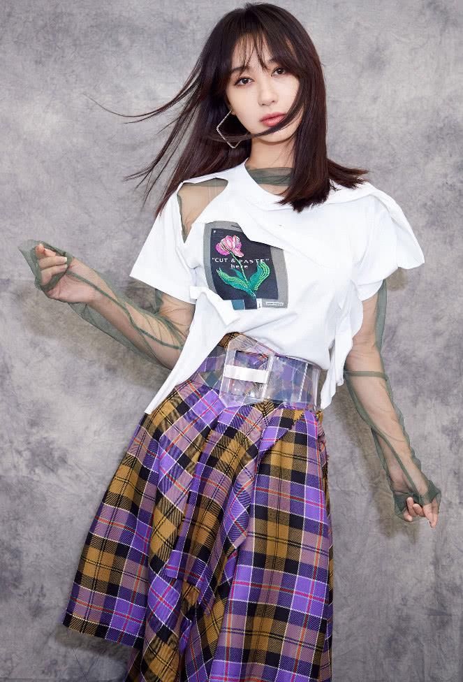 李菲儿穿一身三色裙亮相，一抹红色成亮点，造型别致很出彩!