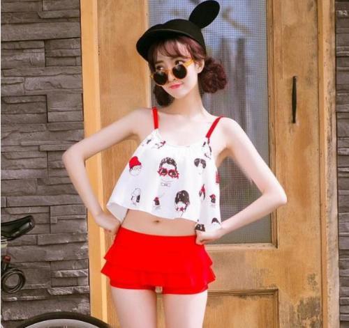 时尚泳装：谁的泳衣惊艳了时光，激起了海边的浪花！