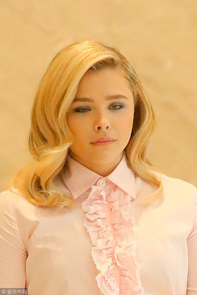 “超杀女”科洛莫瑞兹扮御姐红裙飘逸飞扬上下一般粗变“无腰星人