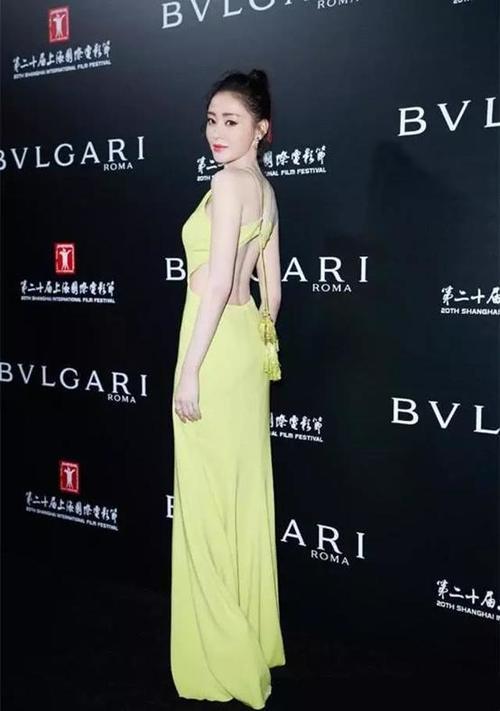 张天爱这条裙子正面极其平淡，可当她转身的瞬间，时间都静止了