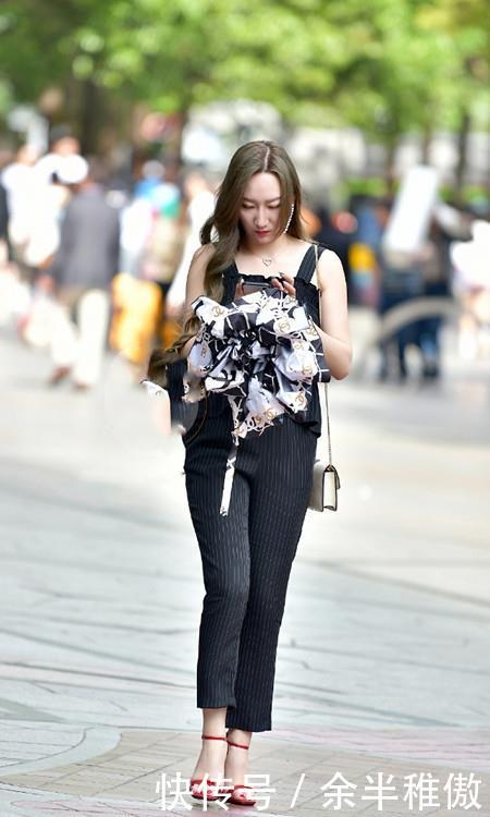 『气质』街拍:美女身材非常的好,穿着灰色的工装裤,看上去很显气质