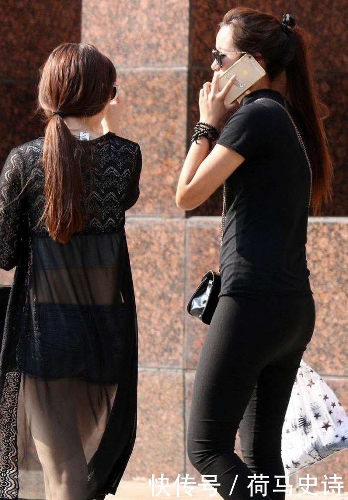 商业街街拍: 黑色紧身裤美女, 凸显傲人曲线身姿