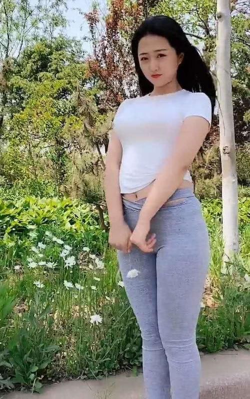  【舒适】春季那么多的裤子穿搭，都不如今年流行的瑜伽裤，穿得舒适又时髦