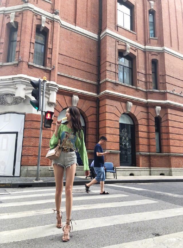 25岁黄一琳为了显身材真敢穿，亮片紧身裙真显s型