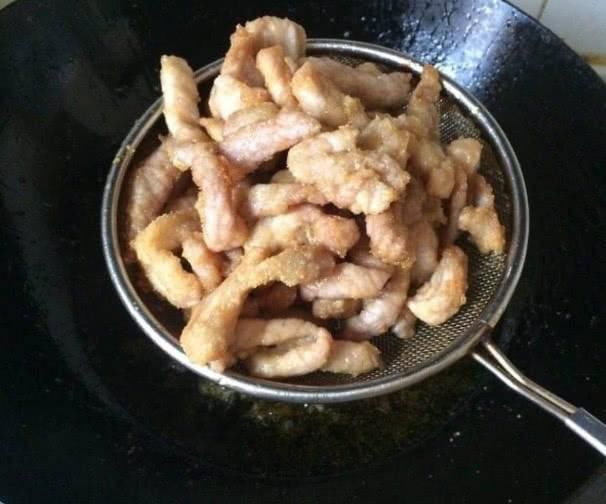  面粉■炸酥肉时，不要只会裹面粉！多加这1样，酥肉更香脆，还不回软