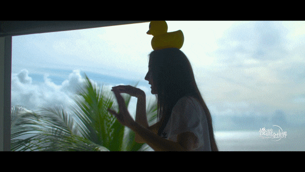 迪丽热巴最新近照, 在浴缸上穿T恤秀翘臀美腿, 网友: 让我多看一