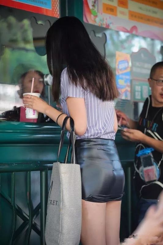 美女街拍:快餐店的性感皮裙包臀长腿美女，如此性感是你的菜吗?