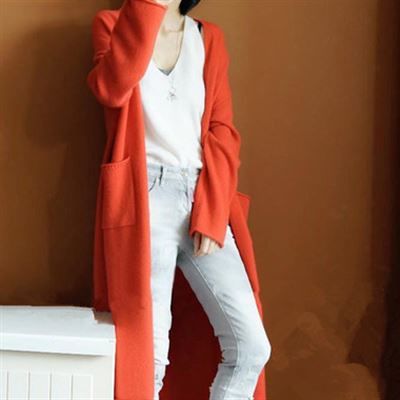 天气越来越凉，但也别着急卖羽绒服!瞧这些女人这样穿，娇美如花