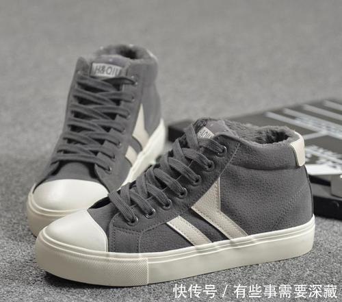 「搭配」无论是阔腿裤还是连衣裙,今年春夏都流行搭配帆布鞋穿!