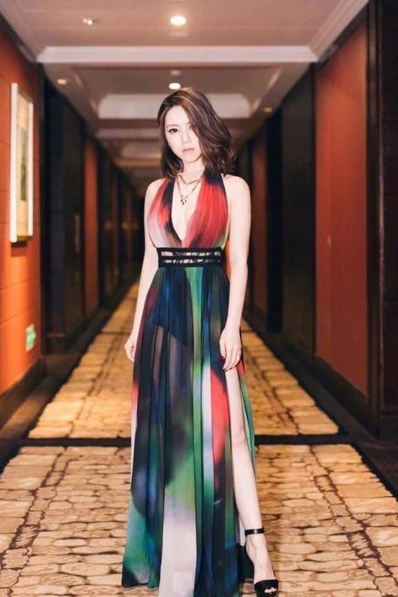 邓紫棋胆太肥！深V裙开叉到腰，网友：比穿皮裤美多了