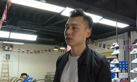  【买到】小伙怀疑买到假“阿迪”？与女店长一番私聊后：这都是误会