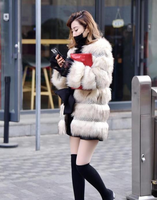 气质■街拍:肌若凝脂的美女,一件白色的连衣裙外搭白色外套,时尚气质