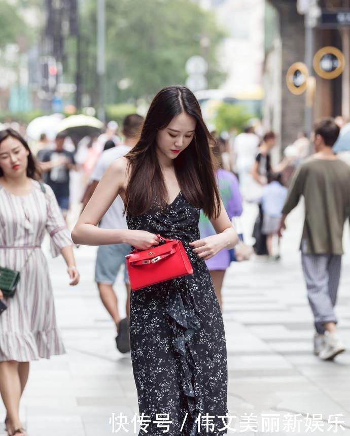 杭州街拍 漂亮的姐妹花穿了相同的衣服, 亮瞎众人双眼!