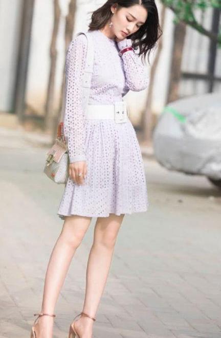 做女星不易 李沁穿“木棍鞋”脚背和脚趾成90度！