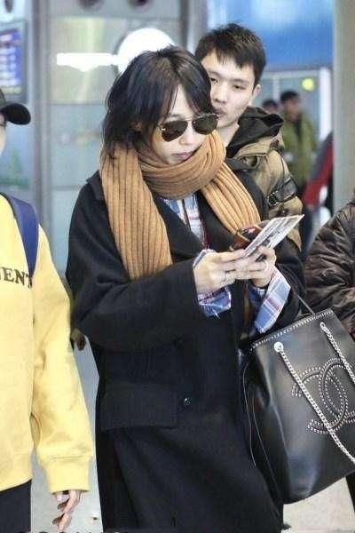 白百何素颜丑到认不出！头发凌乱满脸油光，网友：越来越像陈羽凡