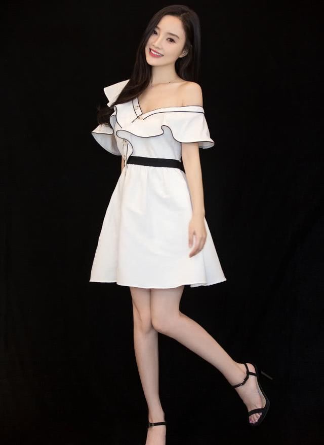 李小璐做头发了！留“初恋刘海”秒变17岁美人，衬得甜馨好普通