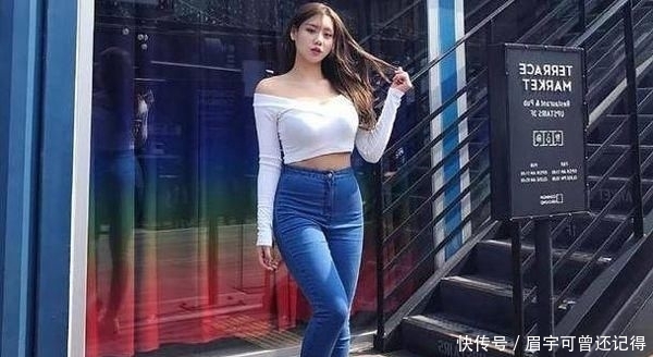 展现:牛仔裤美女的穿搭展现视觉上的美感,靓丽而优雅!