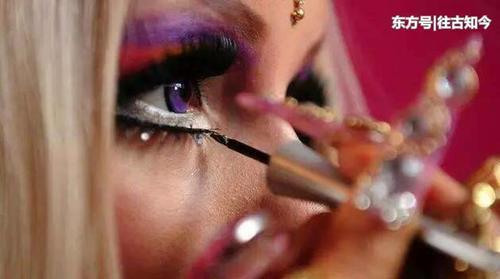 21岁女子童年被侵犯，长大后为变成芭比娃娃，每天化妆4小时！