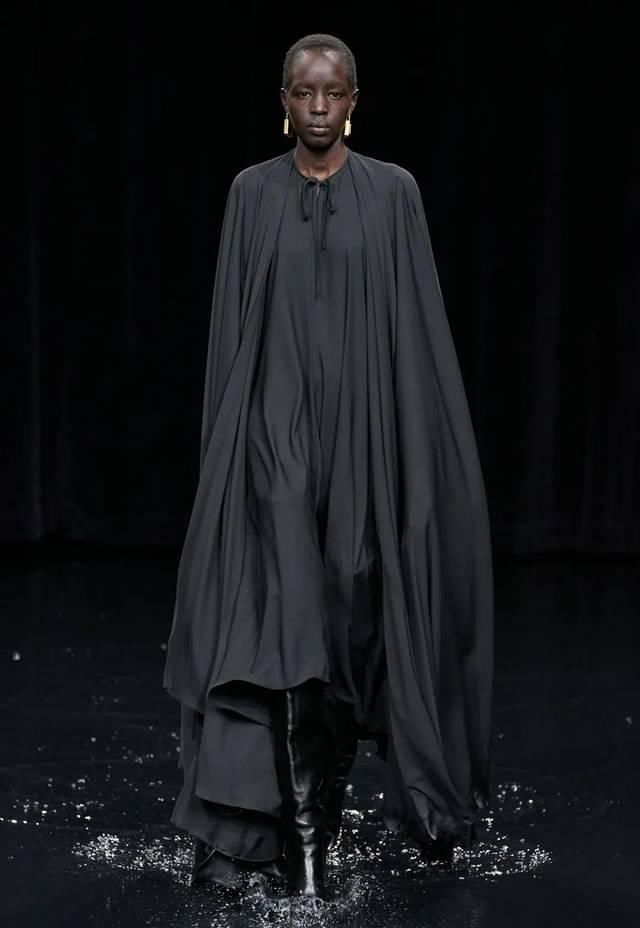  「水上」“黑色”包裹的灵魂?：巴黎世家Balenciaga的水上发布会