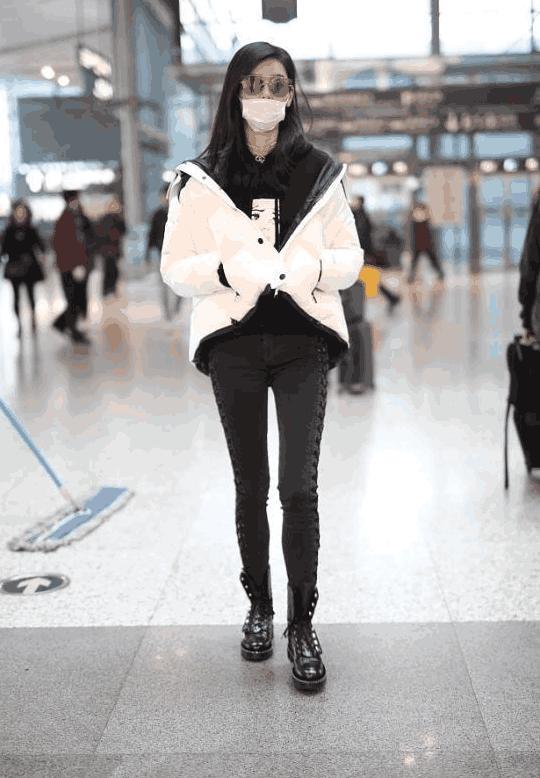 奚梦瑶摔倒后机场戴口罩, 滑肩穿衣秀长腿, 网友: 终于穿裤了!