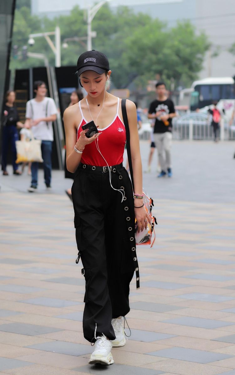 路人街拍，军绿色的纯色小吊带，秀出小姐姐精致优雅的锁骨