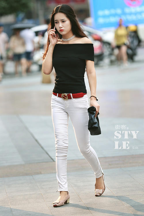 路人街拍：白色吊带镂空连衣裙确实好看，怪不得小姐姐这样自信的