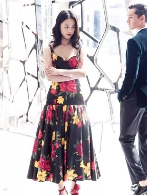 汤唯现身发布会，没想到她把星辰穿在身上，简直是美翻了天