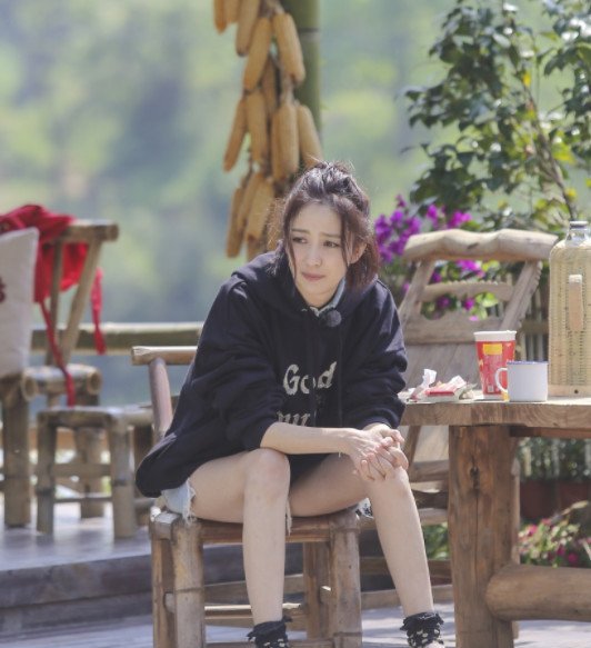 佟丽娅太穷了?穿双满是洞洞的袜子,裤子也破烂到和没穿差不多!