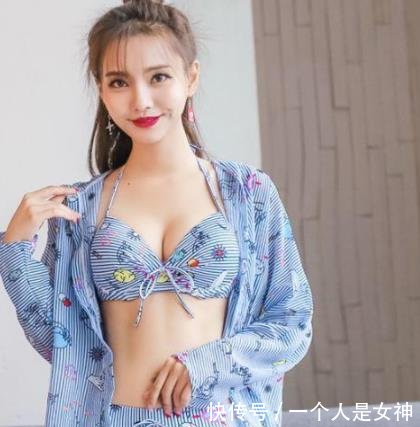 稳重独特的泳衣美女，显现出成熟女人的魅力，高雅又有气质！