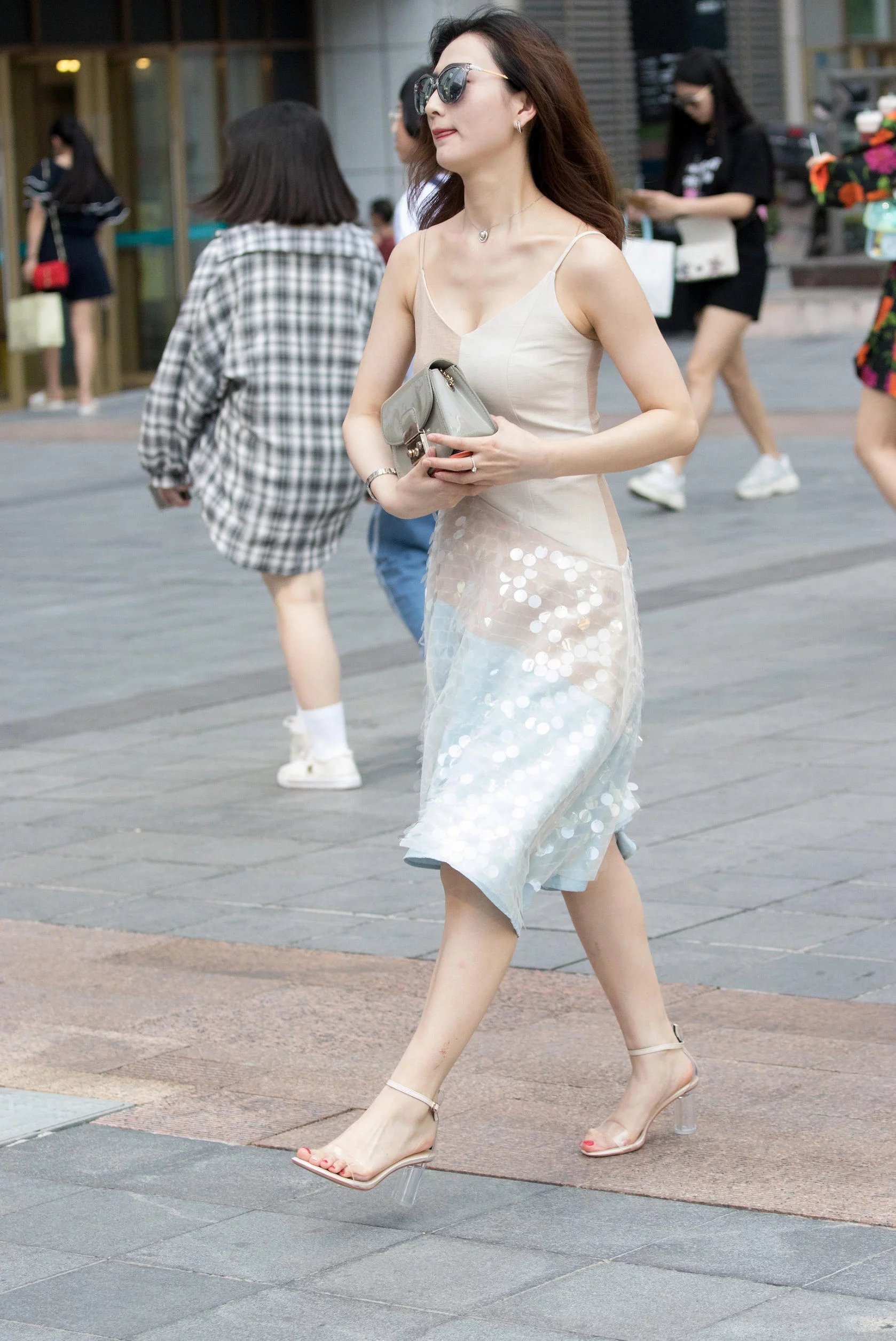 调皮可爱的女生小姐姐身穿一件吊带长裙,端庄红唇十分的性感妩媚