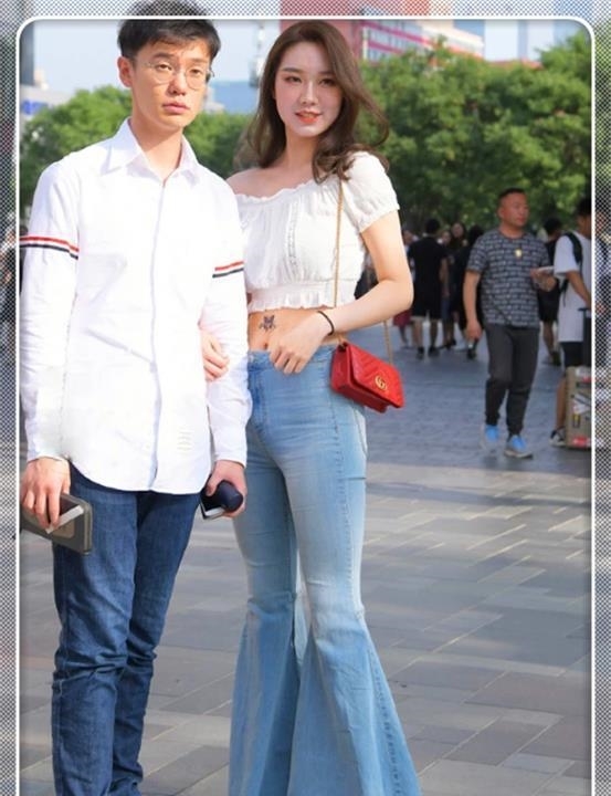 『美女』街拍:美女溜肩衫搭配喇叭裤,和男友站在一起,比他还要酷