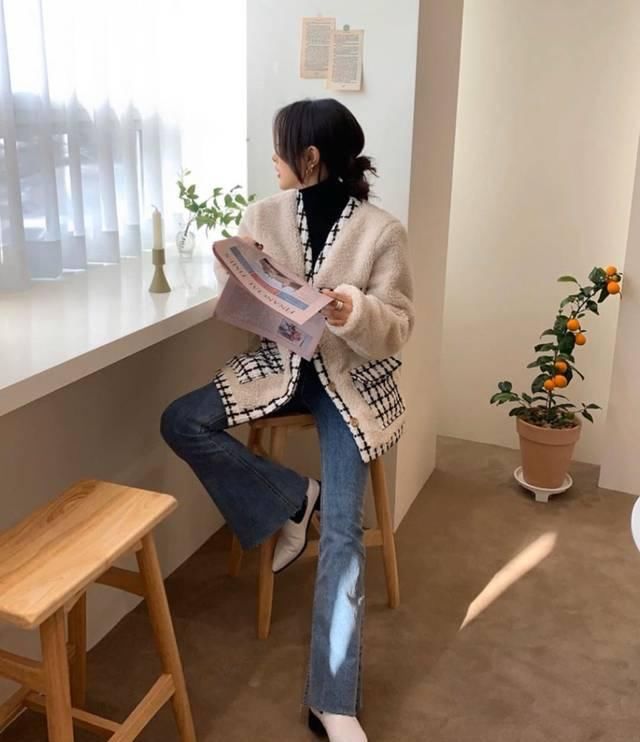  小香风外套：春天女外套：2020千万不要穿那件“ 网络红人运动外套 ”，时尚潮流到脱不出来！