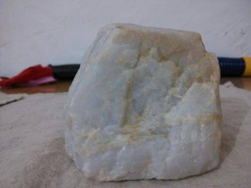 如何判断一块石头是玉?玉石和石头的鉴别方法