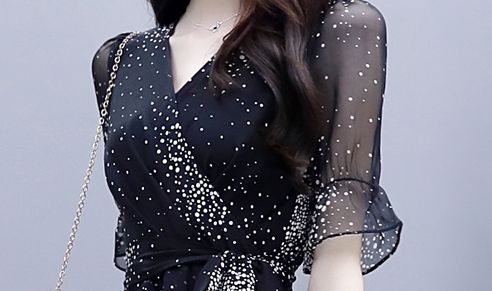 这款包臀裙真是“擦枪走火”，让人忍不住盯着看，好身材一览无余