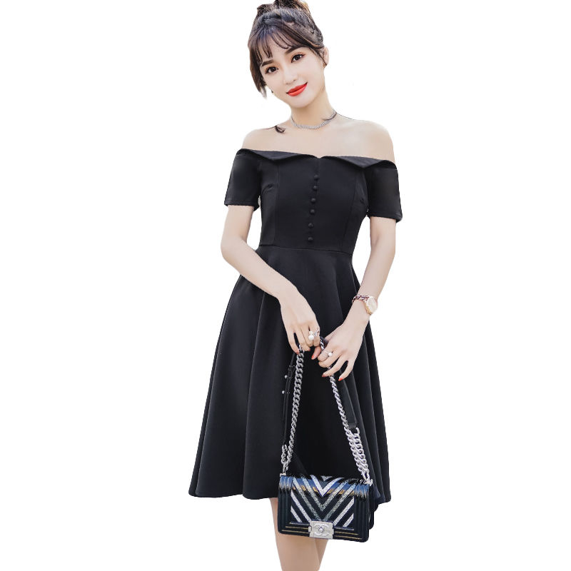 大城市女人也忒开放了，出门都是“小吊带”，下面真让人大饱眼福