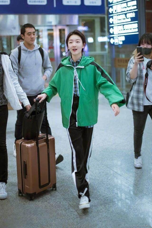 周冬雨把自己裹得严严实实,隔着屏幕都感觉到热!