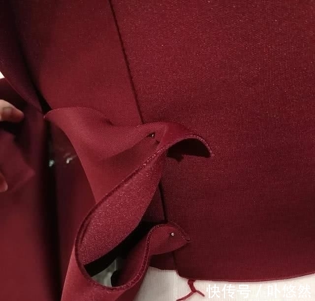 『添加』礼服这样设计才独具一格,原来是从胸前添加褶皱,更加立体有质感