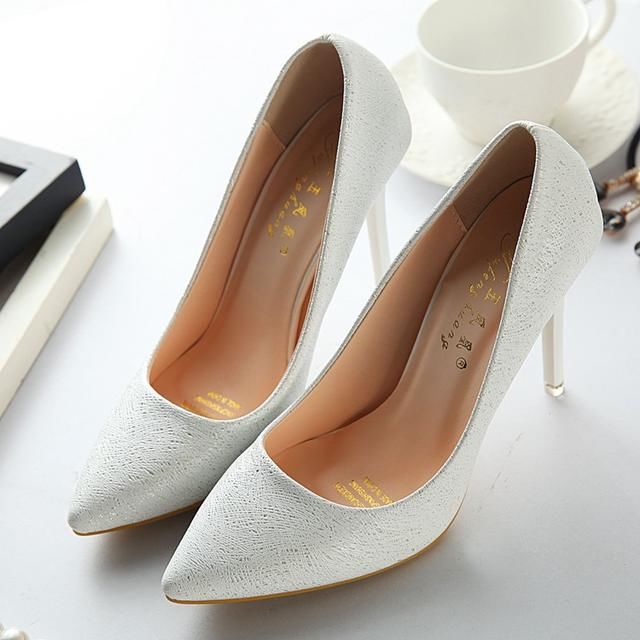 今年的新款猫跟鞋一上新，老婆就迫不及待了，显高还有女人味