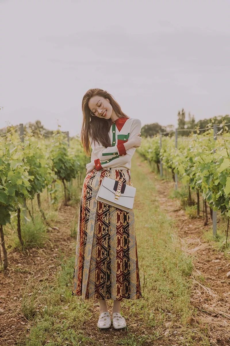 倪妮用假领衬衫抱抱单身的自己，舒淇打破亚洲人难穿玫红的魔咒!